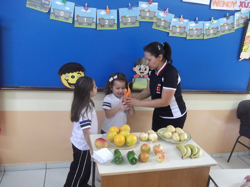 Crianças aprender através dos alimentos